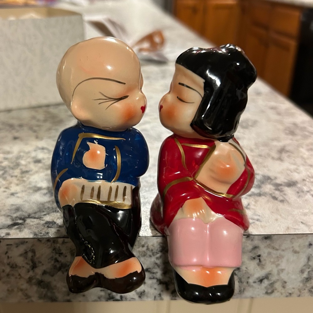 Vintage Japanese couple on bench salt n pepper shakers - Picture 2 of 5